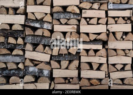 Stapel von trockenen gehackten Feuer Holz Hintergrund Stockfoto
