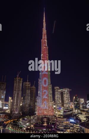 Dubai, Vereinigte Arabische Emirate. Dezember 2020. Der Wolkenkratzer Burj Khalifa wird am 31. Dezember 2020 in Dubai, Vereinigte Arabische Emirate, für die Silvesterfeier gegen Mitternacht beleuchtet. (Foto: Alex G. Perez/AGPfoto/Sipa USA) Quelle: SIPA USA/Alamy Live News Stockfoto