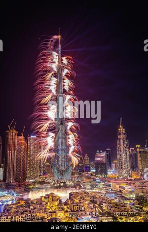 Dubai, Vereinigte Arabische Emirate. Dezember 2020. Der Wolkenkratzer Burj Khalifa wird am 31. Dezember 2020 in Dubai, Vereinigte Arabische Emirate, für die Silvesterfeier gegen Mitternacht beleuchtet. (Foto: Alex G. Perez/AGPfoto/Sipa USA) Quelle: SIPA USA/Alamy Live News Stockfoto