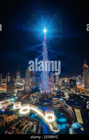 Dubai, Vereinigte Arabische Emirate. Dezember 2020. Der Wolkenkratzer Burj Khalifa wird am 31. Dezember 2020 in Dubai, Vereinigte Arabische Emirate, für die Silvesterfeier gegen Mitternacht beleuchtet. (Foto: Alex G. Perez/AGPfoto/Sipa USA) Quelle: SIPA USA/Alamy Live News Stockfoto