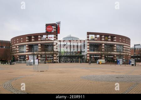 Centro, Oberhausen, NRW, Deutschland. Januar 2021. Eine der großen Eingangsvordrangen wirkt völlig verlassen. Deutschlands größtes Einkaufszentrum und die umliegenden Restaurants, Cafés und Unterhaltungsangebote wirken düster und menschenleer, die Eingänge sind abgesperrt und geschlossen. Das beliebte Einkaufszentrum mit 125.000 m² Gewerbefläche und der gesamten Außenfläche würde normalerweise mit Käufern auf der Suche nach Schnäppchen in den Januar-Verkäufe hallten. Kredit: Imageplotter/Alamy Live Nachrichten Stockfoto