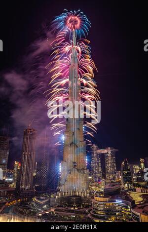 Dubai, Vereinigte Arabische Emirate. Dezember 2020. Der Wolkenkratzer Burj Khalifa wird am 31. Dezember 2020 in Dubai, Vereinigte Arabische Emirate, für die Silvesterfeier gegen Mitternacht beleuchtet. (Foto: Alex G. Perez/AGPfoto/Sipa USA) Quelle: SIPA USA/Alamy Live News Stockfoto