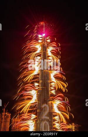 Dubai, Vereinigte Arabische Emirate. Dezember 2020. Der Wolkenkratzer Burj Khalifa wird am 31. Dezember 2020 in Dubai, Vereinigte Arabische Emirate, für die Silvesterfeier gegen Mitternacht beleuchtet. (Foto: Alex G. Perez/AGPfoto/Sipa USA) Quelle: SIPA USA/Alamy Live News Stockfoto