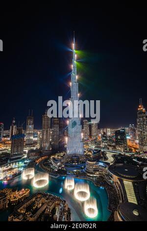 Dubai, Vereinigte Arabische Emirate. Dezember 2020. Der Wolkenkratzer Burj Khalifa wird am 31. Dezember 2020 in Dubai, Vereinigte Arabische Emirate, für die Silvesterfeier gegen Mitternacht beleuchtet. (Foto: Alex G. Perez/AGPfoto/Sipa USA) Quelle: SIPA USA/Alamy Live News Stockfoto