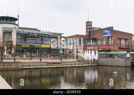 Centro, Oberhausen, NRW, Deutschland. Januar 2021. Alle Eingänge zum Einkaufszentrum sind abgesperrt, die Geschäfte sind geschlossen und nur ein paar Imbalßstellen zum Mitnehmen bleiben geöffnet. Ein paar Wanderer, wo Tausende normalerweise spazieren würden, beladen mit Einkaufstaschen. Deutschlands größtes Einkaufszentrum und die umliegenden Restaurants, Cafés und Unterhaltungsangebote wirken düster und menschenleer, die Eingänge sind abgesperrt und geschlossen. Das beliebte Einkaufszentrum mit 125.000 m² Gewerbefläche und der gesamten Außenfläche würde normalerweise mit Käufern auf der Suche nach Schnäppchen in den Januar-Verkäufe hallten. Kredit: Imageplotter/Alamy Live Nachrichten Stockfoto