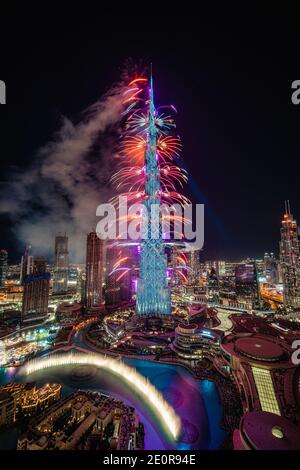 Dubai, Vereinigte Arabische Emirate. Dezember 2020. Der Wolkenkratzer Burj Khalifa wird am 31. Dezember 2020 in Dubai, Vereinigte Arabische Emirate, für die Silvesterfeier gegen Mitternacht beleuchtet. (Foto: Alex G. Perez/AGPfoto/Sipa USA) Quelle: SIPA USA/Alamy Live News Stockfoto