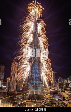 Dubai, Vereinigte Arabische Emirate. Dezember 2020. Der Wolkenkratzer Burj Khalifa wird am 31. Dezember 2020 in Dubai, Vereinigte Arabische Emirate, für die Silvesterfeier gegen Mitternacht beleuchtet. (Foto: Alex G. Perez/AGPfoto/Sipa USA) Quelle: SIPA USA/Alamy Live News Stockfoto