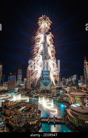 Dubai, Vereinigte Arabische Emirate. Dezember 2020. Der Wolkenkratzer Burj Khalifa wird am 31. Dezember 2020 in Dubai, Vereinigte Arabische Emirate, für die Silvesterfeier gegen Mitternacht beleuchtet. (Foto: Alex G. Perez/AGPfoto/Sipa USA) Quelle: SIPA USA/Alamy Live News Stockfoto