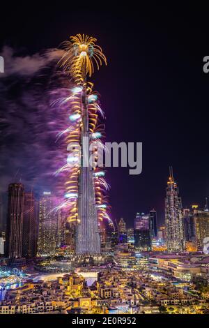 Dubai, Vereinigte Arabische Emirate. Dezember 2020. Der Wolkenkratzer Burj Khalifa wird am 31. Dezember 2020 in Dubai, Vereinigte Arabische Emirate, für die Silvesterfeier gegen Mitternacht beleuchtet. (Foto: Alex G. Perez/AGPfoto/Sipa USA) Quelle: SIPA USA/Alamy Live News Stockfoto