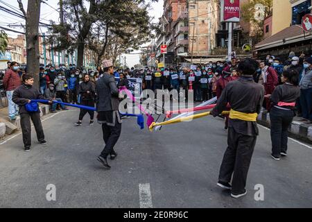 Zivilgesellschaftliche Aktivisten führen während des Protestes Straßendrama auf den Straßen von Maitighar Mandala durch. Am 20. Dezember kündigte das Amt von Präsident Bidhya Devi Bhandari auf Antrag des Kabinetts Oliís die Auflösung des Parlaments an und antizipierte gleichzeitig die für April 30 und Mai 10 geplanten Parlamentswahlen, die mehr als ein Jahr früher als geplant sind. Stockfoto