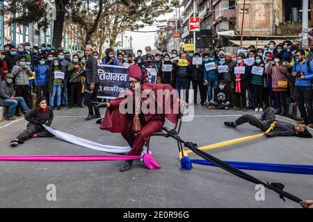 Zivilgesellschaftliche Aktivisten führen während des Protestes Straßendrama auf den Straßen von Maitighar Mandala durch. Am 20. Dezember kündigte das Amt von Präsident Bidhya Devi Bhandari auf Antrag des Kabinetts Oliís die Auflösung des Parlaments an und antizipierte gleichzeitig die für April 30 und Mai 10 geplanten Parlamentswahlen, die mehr als ein Jahr früher als geplant sind. Stockfoto