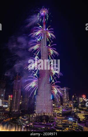 Dubai, Vereinigte Arabische Emirate. Dezember 2020. Der Wolkenkratzer Burj Khalifa wird am 31. Dezember 2020 in Dubai, Vereinigte Arabische Emirate, für die Silvesterfeier gegen Mitternacht beleuchtet. (Foto: Alex G. Perez/AGPfoto/Sipa USA) Quelle: SIPA USA/Alamy Live News Stockfoto