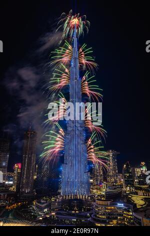 Dubai, Vereinigte Arabische Emirate. Dezember 2020. Der Wolkenkratzer Burj Khalifa wird am 31. Dezember 2020 in Dubai, Vereinigte Arabische Emirate, für die Silvesterfeier gegen Mitternacht beleuchtet. (Foto: Alex G. Perez/AGPfoto/Sipa USA) Quelle: SIPA USA/Alamy Live News Stockfoto