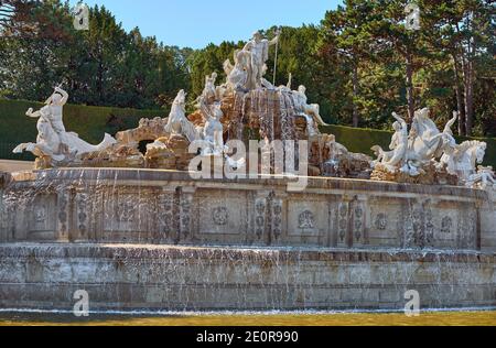 Zentraler Brunnen im Park von Schloss Schönbrunn. Wien, Österreich Stockfoto