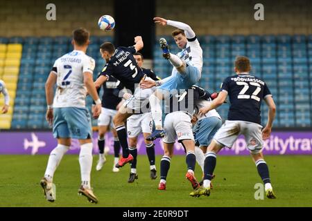 LONDON, ENGLAND. 2. JAN Murray Wallace von Millwall bestreitet einen Header mit Ben Sheaf von Coventry während des Sky Bet Championship-Spiels zwischen Millwall und Coventry City in The Den, London am Samstag, 2. Januar 2021. (Kredit: Ivan Yordanov, MI Nachrichten) Kredit: MI Nachrichten & Sport /Alamy Live Nachrichten Stockfoto