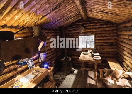 Ausstellung einer Pelztrapper-Hütte im George Johnston Museum auf dem Alaska Highway in Teslin, Yukon, Kanada. Stockfoto