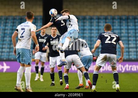 LONDON, ENGLAND. 2. JAN Murray Wallace von Millwall bestreitet einen Header mit Ben Sheaf von Coventry während des Sky Bet Championship-Spiels zwischen Millwall und Coventry City in The Den, London am Samstag, 2. Januar 2021. (Kredit: Ivan Yordanov, MI Nachrichten) Kredit: MI Nachrichten & Sport /Alamy Live Nachrichten Stockfoto