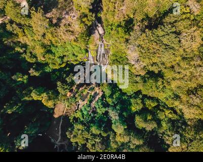 Wasserfall mit kleinem See im tropischen Dschungel auf Bali. Indonesien. Luftdrohnenansicht Stockfoto