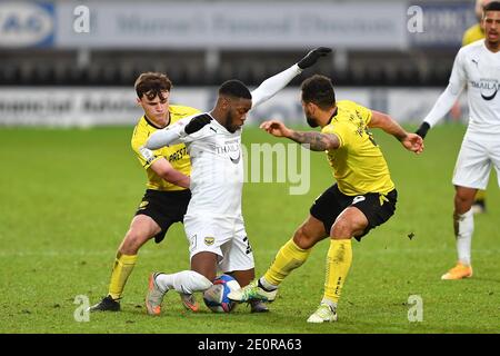 BURTON ON TRENT, ENGLAND. 2. JANUAR Ciaran Gilligan von Burton Albion und Kane Hemmings von Burton Albion kämpfen mit Olamide Shodipo von Oxford United während des Sky Bet League 1 Spiels zwischen Burton Albion und Oxford United im Pirelli Stadium, Burton Upon Trent am Samstag, 2. Januar 2021. (Kredit: Jon Hobley - MI News) Kredit: MI Nachrichten & Sport /Alamy Live Nachrichten Stockfoto