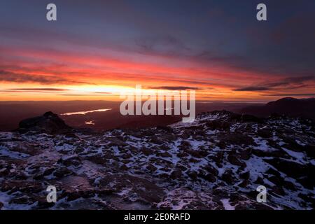 Der Blick vom Harrison Stickle bei Sonnenaufgang im Winter, English Lake District, Großbritannien Stockfoto