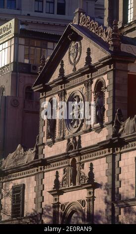 ALLE DE LA FACHADA SITUADA EN LA C/ ALCALA Nº 25- 1678 - REFORMADA EN 1886 POR JUAN MADRAZO. AUTOR: FRAY LORENZO DE SAN NICOLAS. ORT: IGLESIA DE LAS CALATRAVAS-EXTERIOR. MADRID. SPANIEN. Stockfoto