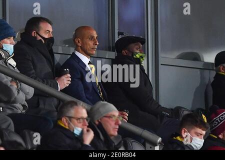 BURTON ON TRENT, ENGLAND. JAN 2. Burton Albion Assistant Manager, Dino Maamria und Burton Albion Manager, Jimmy Floyd Hasslebaink während des Sky Bet League 1 Spiels zwischen Burton Albion und Oxford United im Pirelli Stadium, Burton Upon Trent am Samstag, 2. Januar 2021. (Kredit: Jon Hobley - MI News) Kredit: MI Nachrichten & Sport /Alamy Live Nachrichten Stockfoto