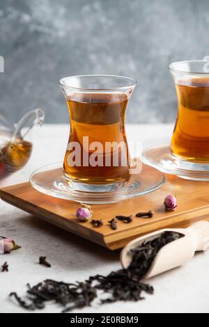 Zwei Tassen Tee mit losen Tees Stockfoto