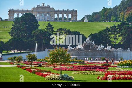 Beeindruckende Aussicht im Park von Schloss Schönbrunn. Wien, Österreich Stockfoto