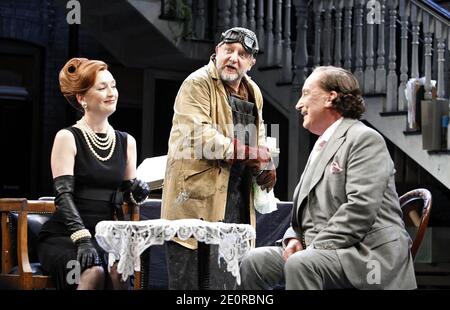 Lesley Manville (Dol Common), Simon Russell Beale (Gesicht), Ian Richardson (Sir Epicure Mammon) im ALCHEMISTEN von Ben Jonson am Olivier Theatre, National Theatre (NT), London SE1 14/09/2006 Design: Mark Thompson Beleuchtung: Mark Henderson Regie: Nicholas Hytner Stockfoto