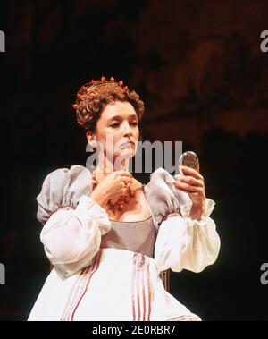 Lesley Manville (Mrs Wittwoud) in THE WIVES' EXCUSE von Thomas Southerne an der Royal Shakespeare Company (RSC), Swan Theatre, Stratford-upon-Avon, England 02/08/1994 Design: Julian McGowan Beleuchtung: Wayne Dowdeswell Bewegung: Sue Lefton Regie: Max Stafford-Clark Stockfoto