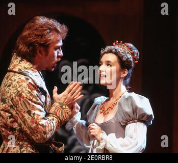 Clive Wood (Mr Wilding), Lesley Manville (Mrs Wittwoud) in THE WIVES' EXCUSE von Thomas Southerne an der Royal Shakespeare Company (RSC), Swan Theatre, Stratford-upon-Avon, England 02/08/1994 Design: Julian McGowan Beleuchtung: Wayne Dowdeswell Bewegung: Sue Lefton Regie: Max Stafford-Clark Stockfoto