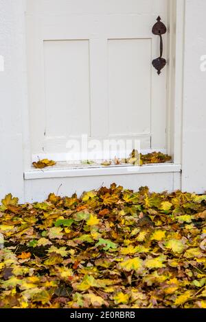 Herbstblätter an der Tür eines alten Kolonialhauses in Deerfield Village, Deerfield, Massachusetts Stockfoto