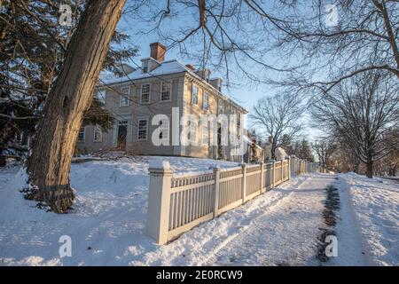 Ein altes Haus im Kolonialstil in Deerfield Village, Deerfield, Massachusetts Stockfoto