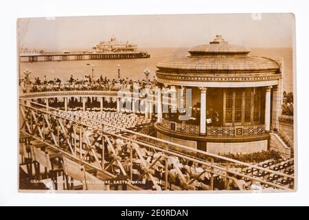 Alte Sepia-Postkarte von Grand Parade Band Enclosure, Eastbourne, Sussex. 1951 Stockfoto