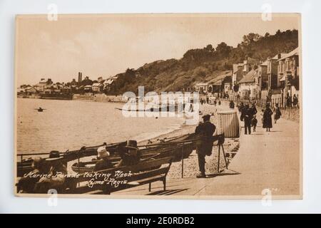 Alte Sepia Postkarte der Marine Parade Blick nach Westen, Lyme Regis, West Dorset, England. 1930er Jahre 1940er Jahre Stockfoto