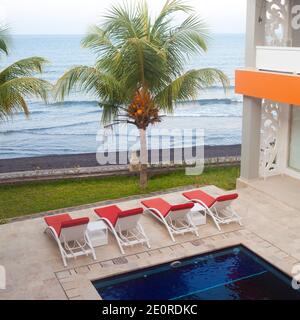 Liegestühle am Pool. Plastikliegen für Touristen. Stockfoto