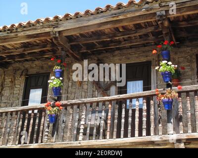 Balkon eines Hauses in Barcena Mayor, Kantabrien, Spanien Stockfoto