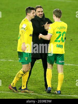 Norwich City Manager Daniel Farke (Mitte) mit Oliver Skipp (rechts) und Kenny McLean nach dem Sky Bet Championship Spiel in Carrow Road, Norwich. Stockfoto