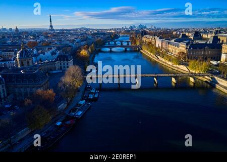 Frankreich, Paris (75), UNESCO-Weltkulturerbe, Louvre, Eiffelturm und seine Stockfoto