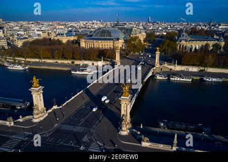 Frankreich, Paris, Alexandre III Brücke mit Grand Palais und Petit Palais Stockfoto