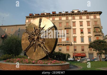 mailand italien 20. juni 2007: Bronzeskulptur von Arnaldo Pomodoro im Garten vor dem kleinen Theater platziert Stockfoto