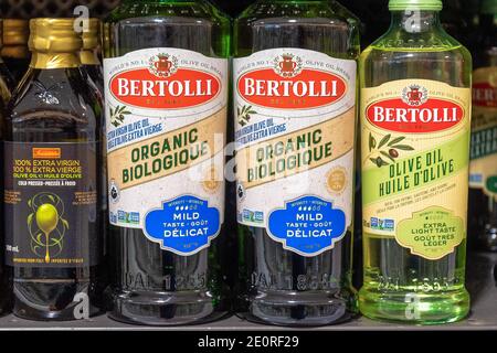 Bertolli Markenflaschen Olivenöl auf einem Supermarkt Regal. Es gibt keine Menschen in der Farbszene. Stockfoto