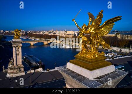 Frankreich, Paris, Alexandre III Brücke, Skulptur von Pierre Granet Representing Fame im Kampf begleitet von Pegasus Stockfoto