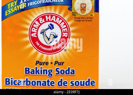 In dieser Abbildung sehen Sie eine Vorderansicht der Sodadose mit Arm & Hammer. Stockfoto