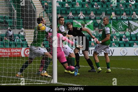 Easter Road Stadium Edinburgh. Schottland.UK 2. Jan 21 schottisches Premiership-Spiel Hibernian vs Livingston . Jon Guthrie (C) feuert nach Hause 2. Tor für Livingston Kredit: eric mccowat/Alamy Live News Stockfoto