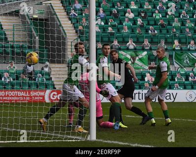 Easter Road Stadium Edinburgh. Schottland.UK 2. Jan 21 schottisches Premiership-Spiel Hibernian vs Livingston . Jon Guthrie (C) feuert nach Hause 2. Tor für Livingston Kredit: eric mccowat/Alamy Live News Stockfoto