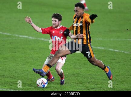 Mallik Wilks von Hull City (rechts) und Paul Smyth von Charlton Athletic kämpfen während des Sky Bet League One-Spiels im KCOM-Stadion Hull um den Ball. Stockfoto