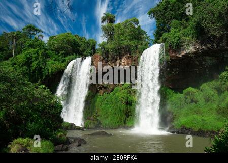 Dos Hermanas (Zwei Schwestern) Standort bei den Iguazu Fällen an der Grenze zwischen Argentinien und Brasilien Stockfoto