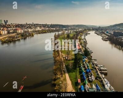 Luftaufnahme der Insel Cisarska louka - Kaiserliche Wiese in Prag mit Hauptfluss Moldau und Smichov Teich Bach Stockfoto