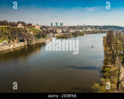 Moldau Fluss zwischen Vysehrad und Cisarska louka Insel mit Podoli Viertel im Hintergrund Stockfoto